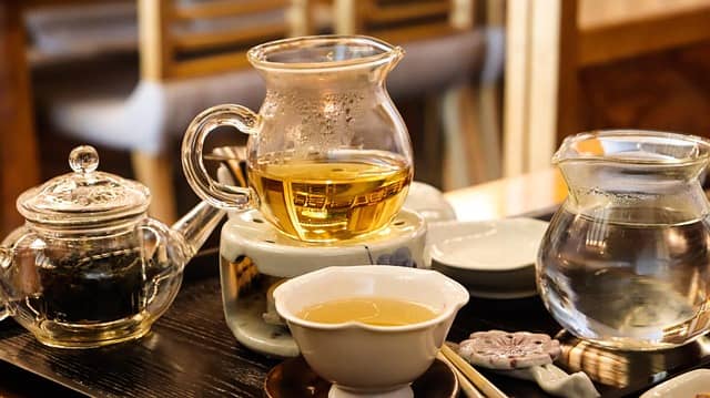 Photo of a teapot and tea cups on a table. It's always good to prepare food and drinks for local "co-working and break hubs".